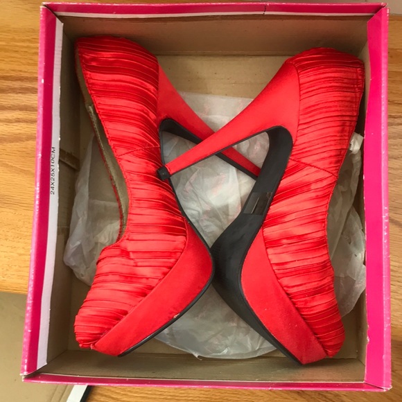 Red satin platform high heels - Picture 5 of 6